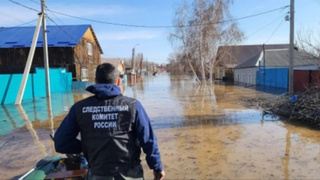 Затопленная улица Орска / Фото: СК по Оренбургской области 