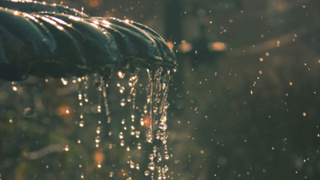 Капли воды на фонтане / Фото: pxhere.com