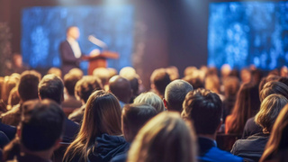 Форум. Спикер / Фото: freepik.com