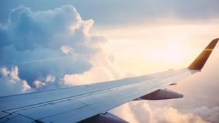 Самолет в воздухе / Фото: unsplash.com