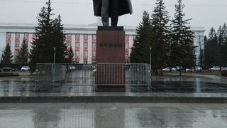 Ограждение вокруг памятника Ленину в Барнауле / Фото: пресс-центр мэрии