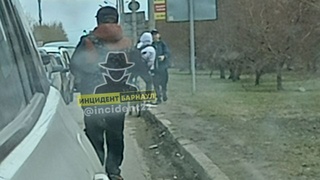 Дети на дороге / Фото: "Инцидент Барнаул"