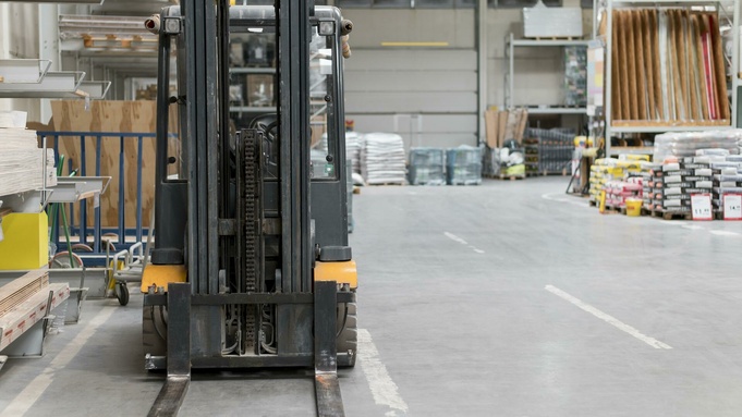 Склад. Погрузчик / Фото: freepik.com