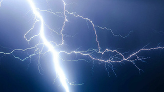 Разряд молнии / Фото: unsplash.com