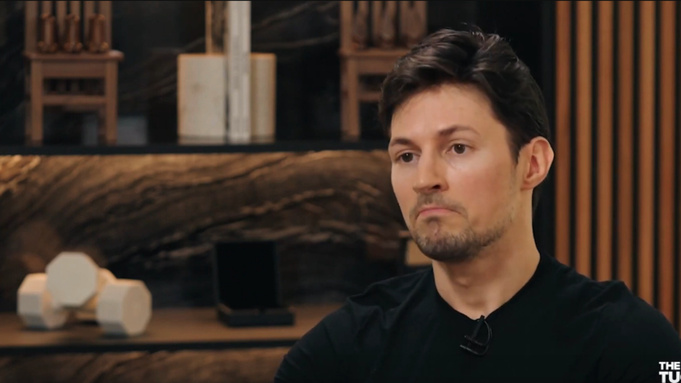 Павел Дуров на интервью Такеру Карлсону и два стула позади него / Фото: скриншот из интервью