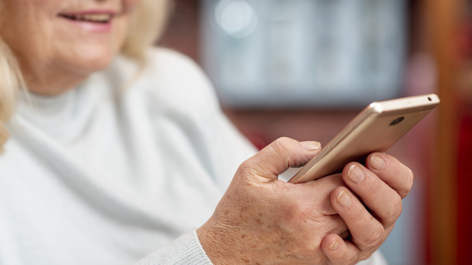 Пенсионер. Смартфон / Фото: freepik