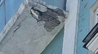 Обвал штукатурки с дома в центре Барнаула / Фото: Barnaul 22