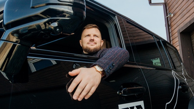 Александр Ваганов за рулем Jetour T2 / Фото: Татьяна Алдабаева
