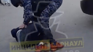 Задержание мужчины в Барнауле / Фото: "Инцидент Барнаул"