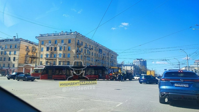 Трамвай на площади Октября / Фото: "Инцидент Барнаул"