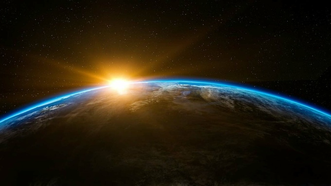 Солнечные лучи выглядывают из-за Земли / Фото: pixabay.com