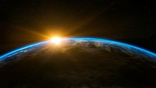 Солнечные лучи выглядывают из-за Земли / Фото: pixabay.com