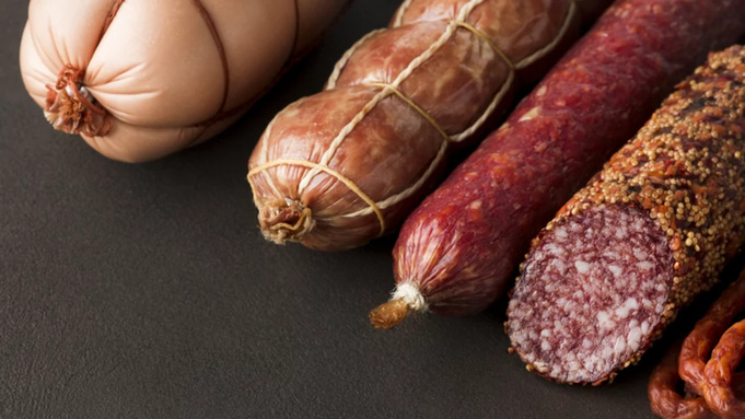 Колбасы. Мясные деликатесы / Фото: freepik.com