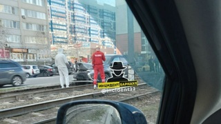 Автомобиль на рельсах / Фото: "Инцидент Барнаул"