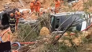 Место обрушения трассы в Китае Кадр видео из соцсетей                   