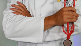 Врач в халате / Фото: unsplash.com