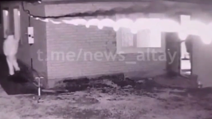 Кадр из видео с нападением / Фото: "В курсе 22"