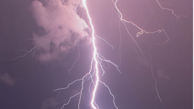 Разряд молнии / Фото: unsplash.com