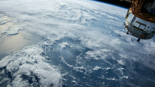 Космический аппарат над Землей / Фото: unsplash.com