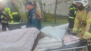 Эвакуация пациентов из ЦГБ Бийска / Фото: МЧС России