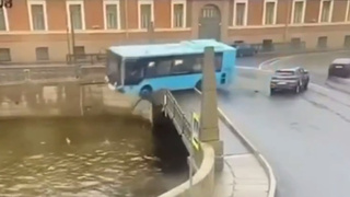 Момент падения автобуса в реку / Соцсети