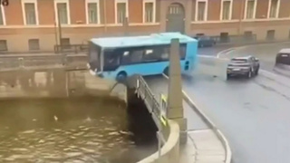 Момент падения автобуса в реку / Фото: соцсети
