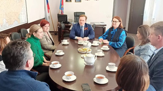 Дмитрий Попов с медиками / Фото: zdravalt.ru