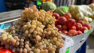 Виноград на продуктовой ярмарке / Фото: мэрия Барнаула