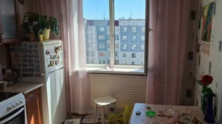 Окно, из которого чуть не выпал ребенок / Фото: ГУ МВД по Алтайскому краю