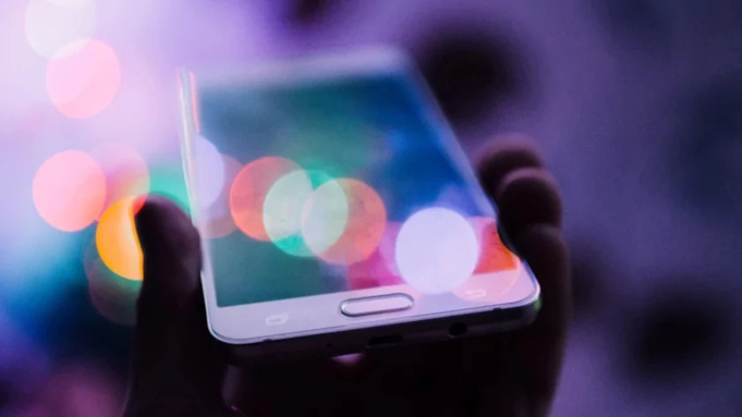 Смартфон в руке / Фото: unsplash.com 