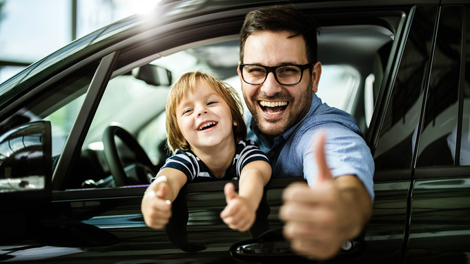 Авто. Семья / Фото: skynesher / istockphoto.com