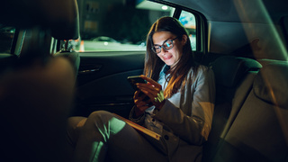 Девушка со смартфоном / Фото: Tele2