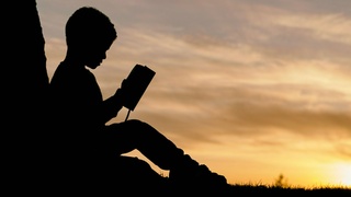 Ребенок читает книгу / Фото: unsplash.com