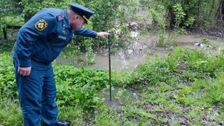 Сотрудник МЧС измеряет уровень воды / ГУ МЧС по Алтайскому краю