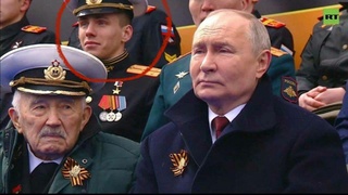 Боец "Струна" позади Владимира Путина / Фото: кадр из трансляции на RT