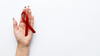 Красная ленточка – символ борьбы со СПИДом / Фото: ru.freepik.com