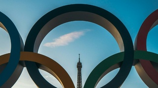 Вид на Эйфелеву башню через эмблему Олимпийских игр / Фото: unsplash.com