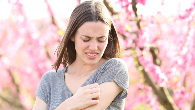 Девушка. Зуд. Аллергия / Фото: istockphoto.com