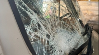 Разбитое стекло автомобиля / Фото: пресс-служба СУ СК России по Алтайскому краю