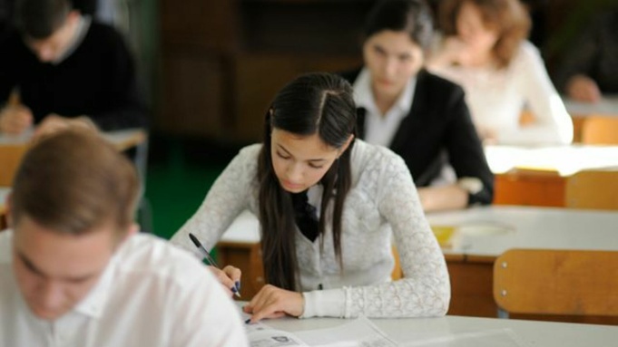 Выпускница на экзамене / Фото: пресс-служба мэрии