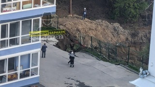 Яма у ЖК "Барнаульский лес" / Фото: "Инцидент Барнаул"