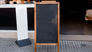 Два пустых информационных стенда / Фото: freepik.com