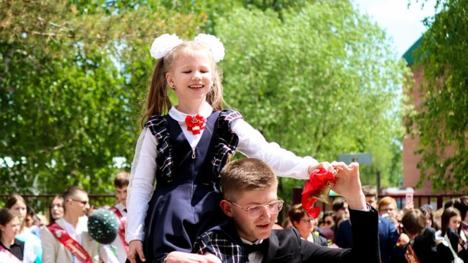 Последний звонок в барнаульской гимназии № 123 / Фото: amic.ru / Алина Богомолова