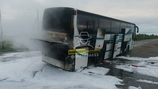 Пострадавший от огня автобус / Фото: "Инцидент Барнаул"