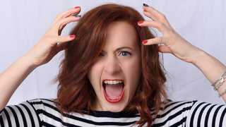 Женщина схватилась за голову / Фото: unsplash.com 