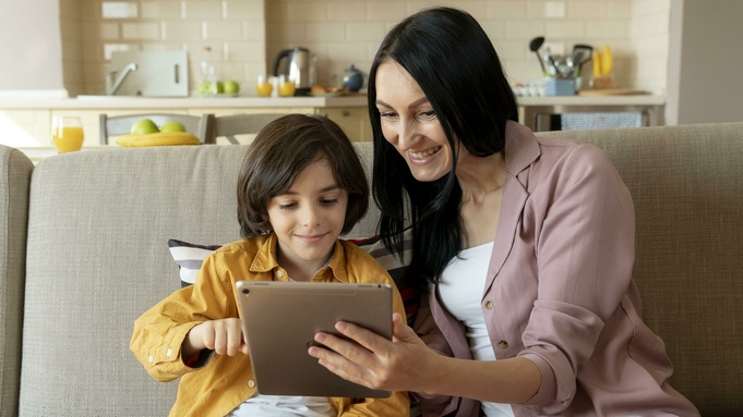 Гаджет. Мама и ребенок / Фото: freepik.com