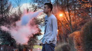 Вейпер / Фото: pxhere.com/ru/photo/635340