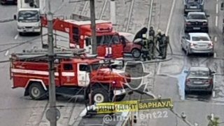 Машина загорелась на проспекте Строителей / Фото: "Инцидент Барнаул"