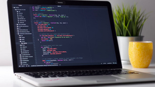 Код на экране ноутбука / Фото: unsplash.com
