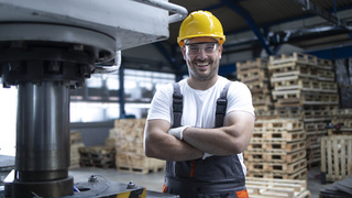 Рабочий на заводе / Фото: aleksandarlittlewolf на Freepik